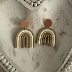 Brown tan white rainbow